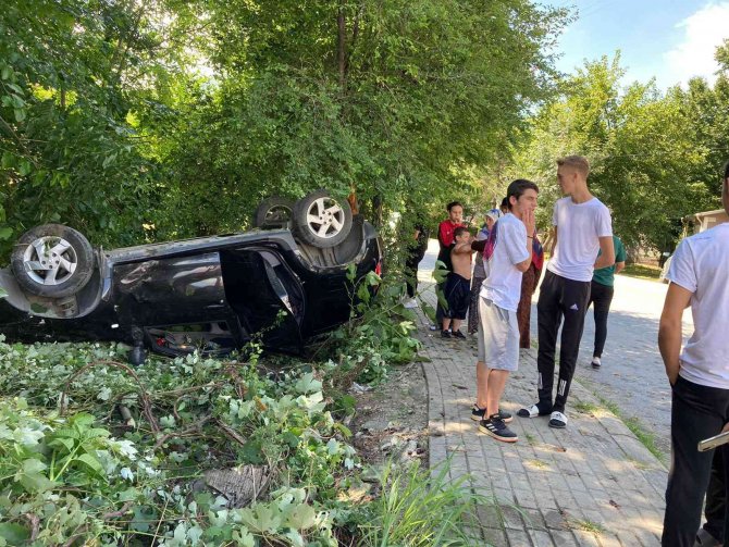 Sakarya’da otomobil şarampole yuvarlandı: 6 yaralı