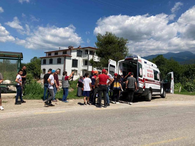 Sakarya’da otomobil şarampole yuvarlandı: 6 yaralı
