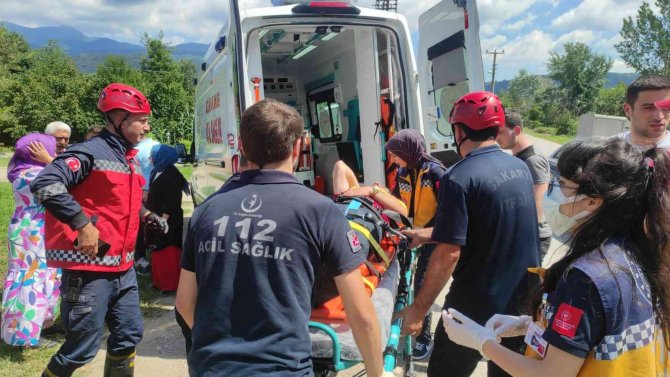 Sakarya’da otomobil şarampole yuvarlandı: 6 yaralı