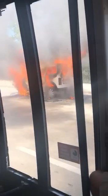 Seyir halindeki ticari kamyonet küle döndü