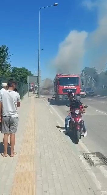 Seyir halindeki ticari kamyonet küle döndü