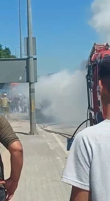 Seyir halindeki ticari kamyonet küle döndü