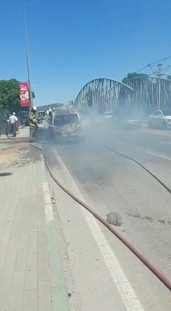 Seyir halindeki ticari kamyonet küle döndü