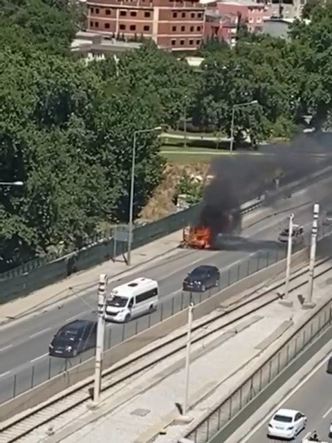 Seyir halindeki ticari kamyonet küle döndü