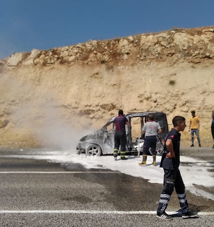 Seyir halindeyken alev alan hafif ticari araç yandı