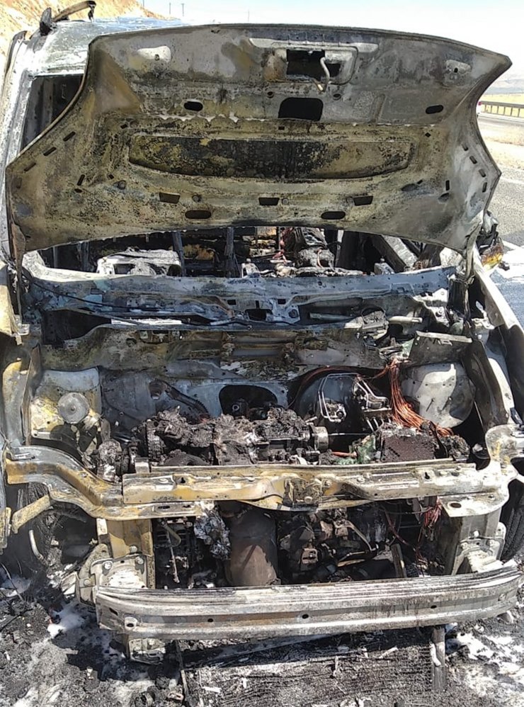 Seyir halindeyken alev alan hafif ticari araç yandı