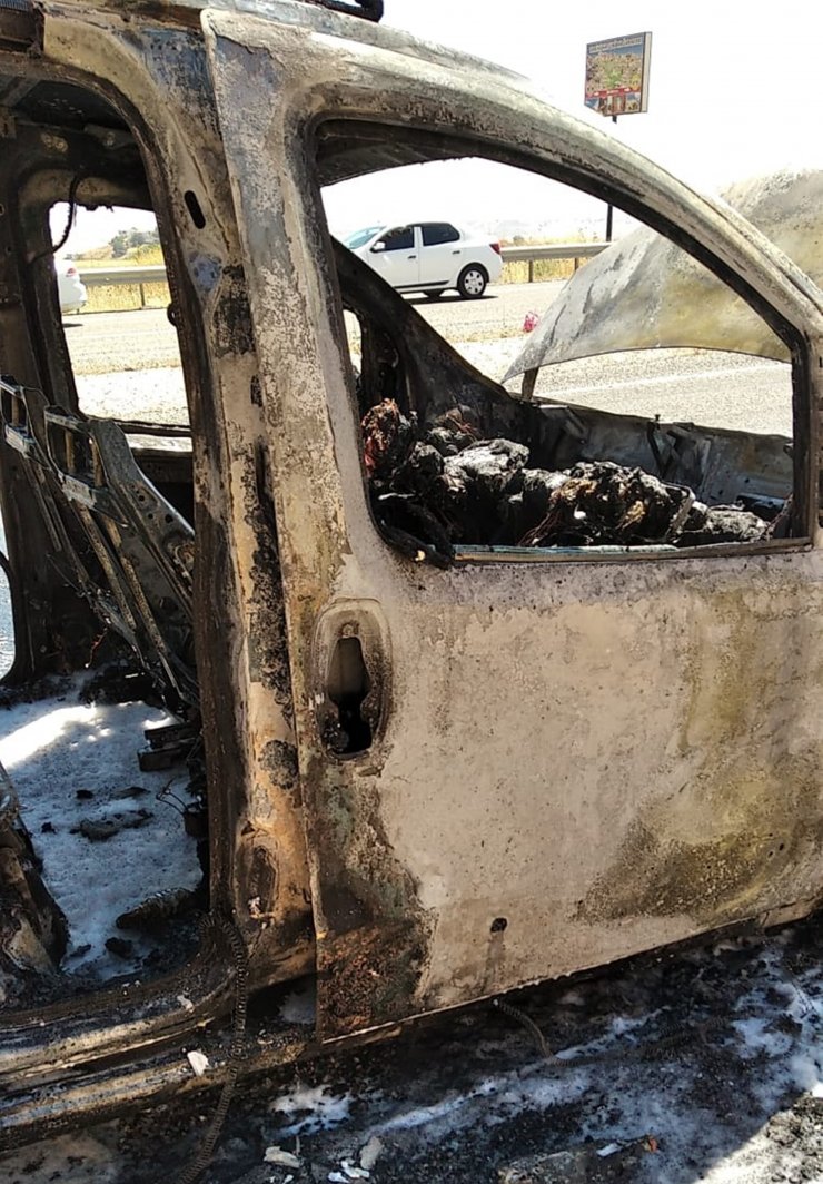 Seyir halindeyken alev alan hafif ticari araç yandı