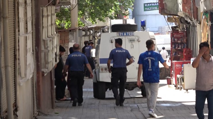 Silahlı kavgada, yoldan geçen kişi vuruldu