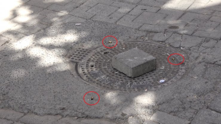 Silahlı kavgada, yoldan geçen kişi vuruldu