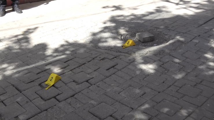 Silahlı kavgada, yoldan geçen kişi vuruldu