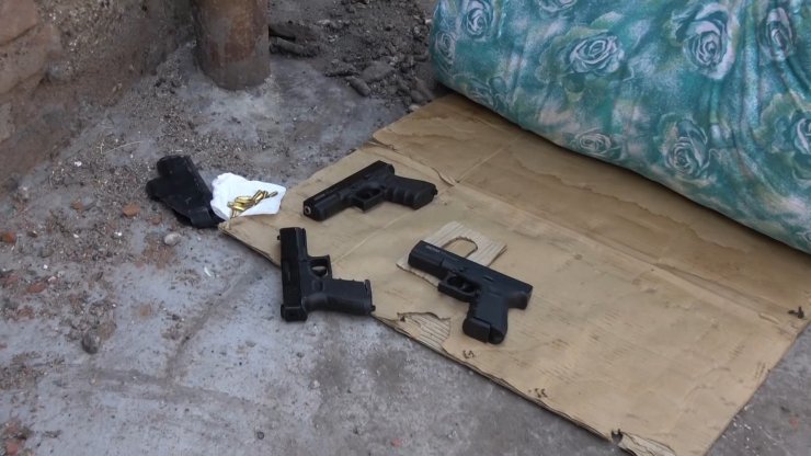 Silahlı kavgada, yoldan geçen kişi vuruldu