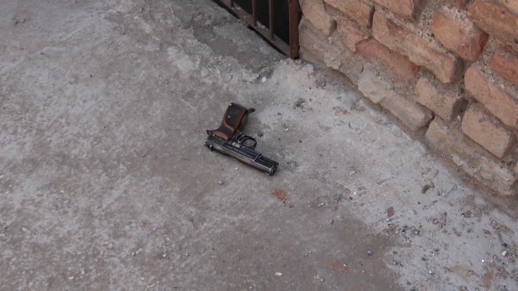 Silahlı kavgada, yoldan geçen kişi vuruldu