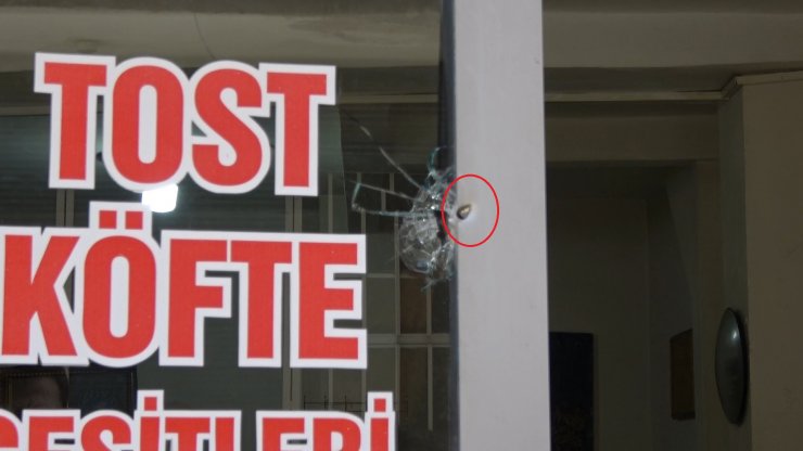 Silahlı kavgada, yoldan geçen kişi vuruldu