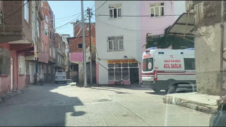 Silahlı kavgada, yoldan geçen kişi vuruldu