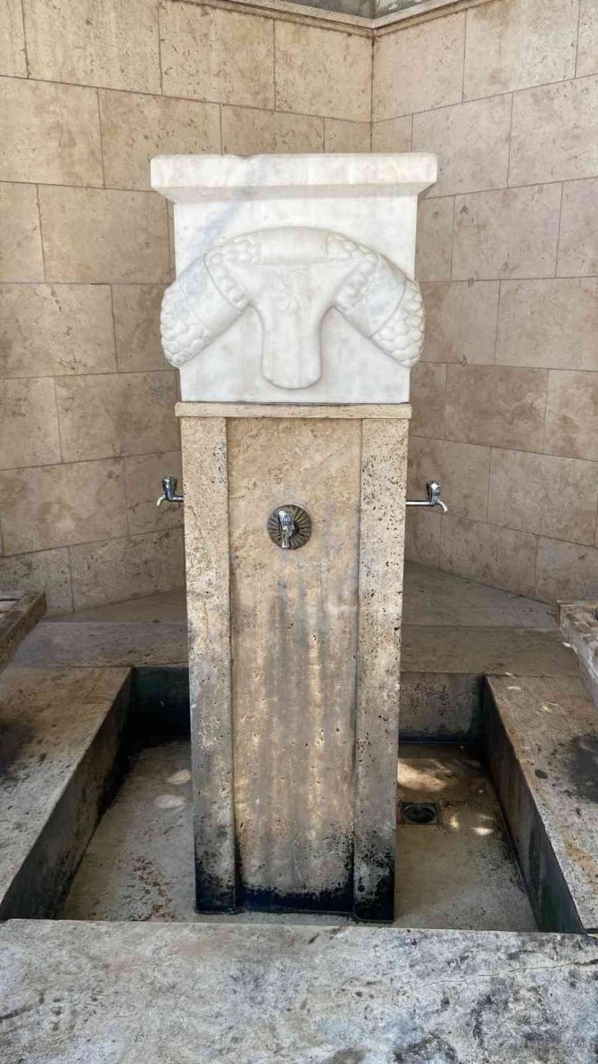 Tarihi camiden çalınan muslukların yerine yenisi takıldı