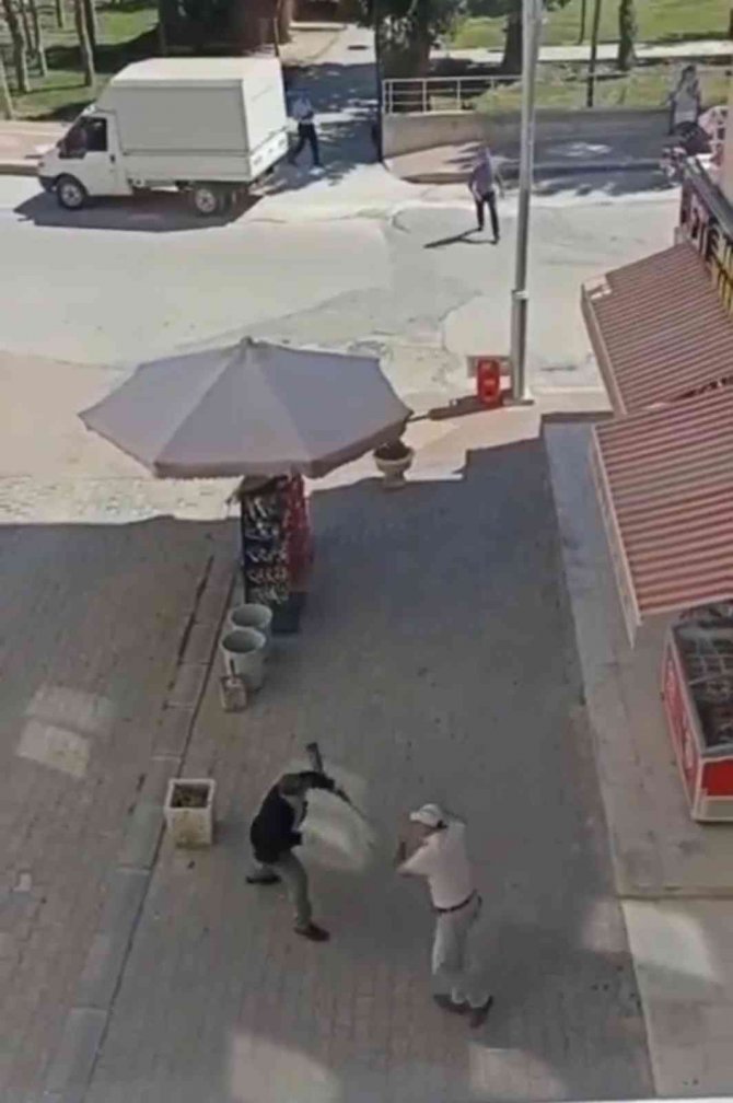 Tartıştığı akrabasının dükkanına kurşun yağdırdı