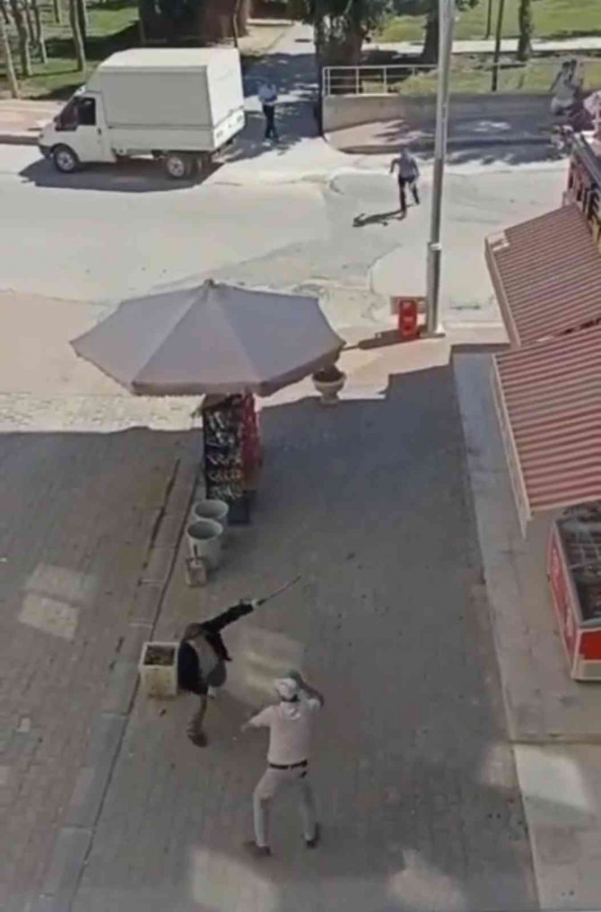 Tartıştığı akrabasının dükkanına kurşun yağdırdı