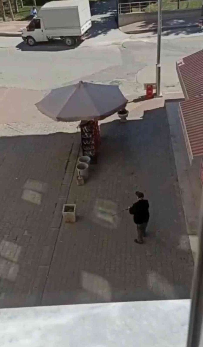 Tartıştığı akrabasının dükkanına kurşun yağdırdı