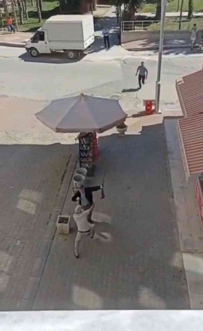 Tartıştığı akrabasının dükkanına kurşun yağdırdı