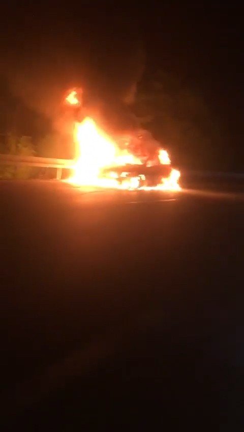 Yanan araç kullanılamaz hale geldi