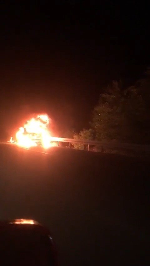 Yanan araç kullanılamaz hale geldi