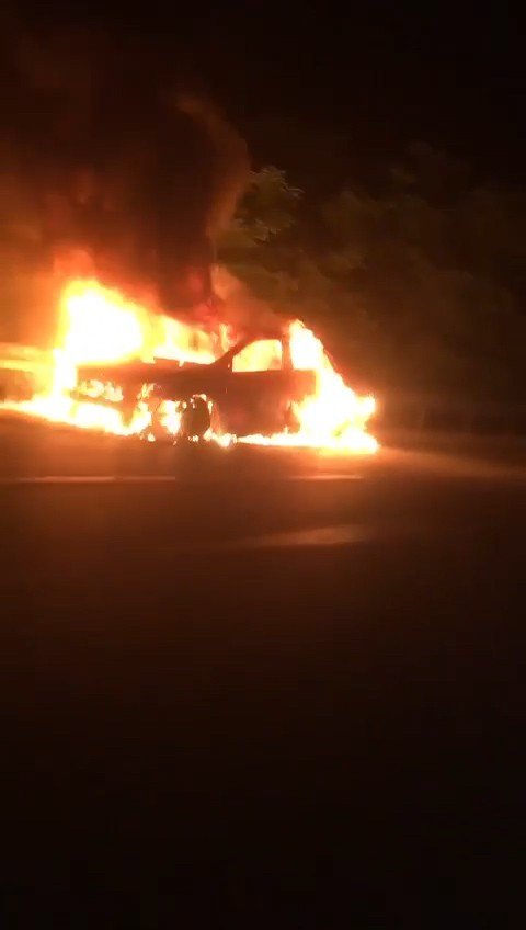 Yanan araç kullanılamaz hale geldi