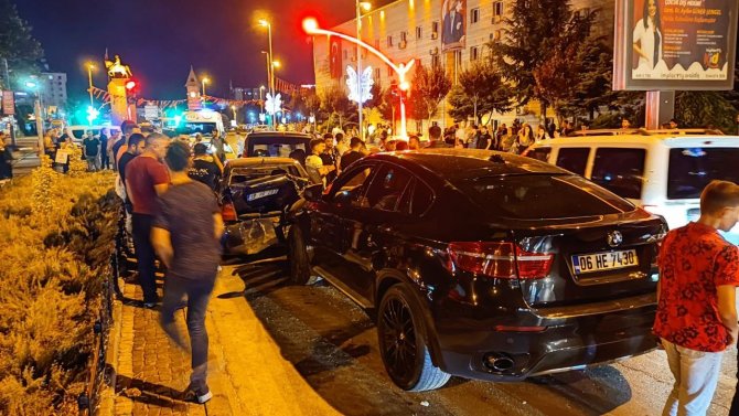 1’i motosiklet 4 araç çarpıştı: 4 yaralı