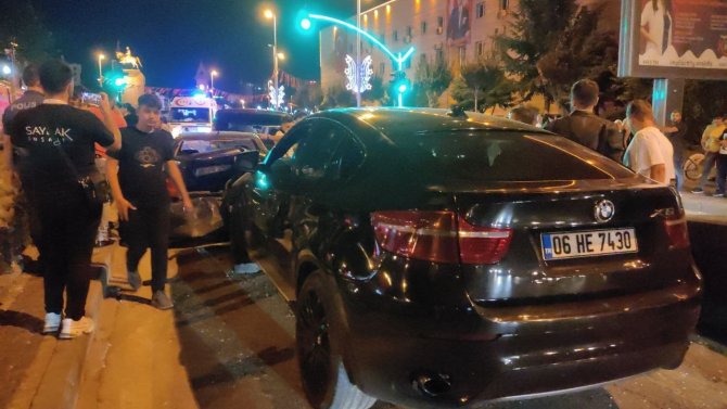 1’i motosiklet 4 araç çarpıştı: 4 yaralı