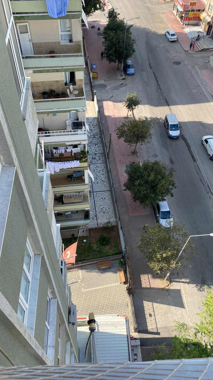 5'inci kattan düşen Halil İbrahim'i Türk bayrağının asılı olduğu ip kurtardı