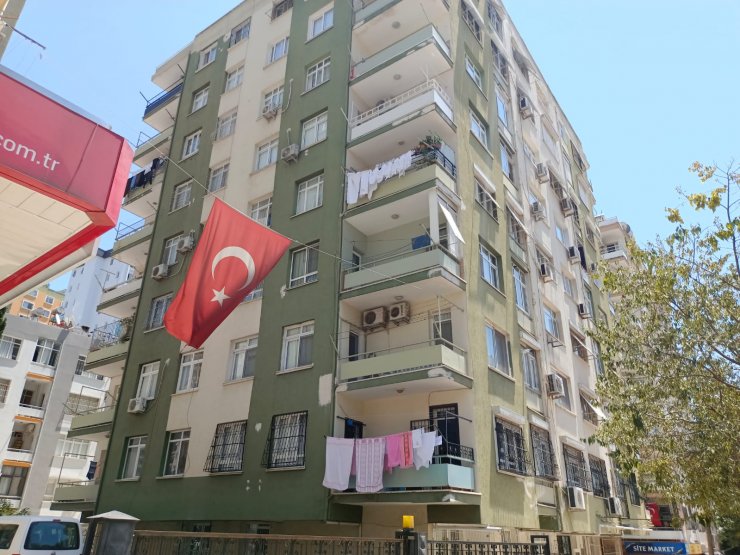 5'inci kattan düşen Halil İbrahim'i Türk bayrağının asılı olduğu ip kurtardı