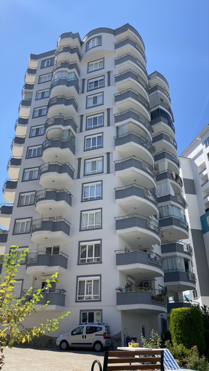 10. kattan düştüğü öne sürülen genç kadın öldü