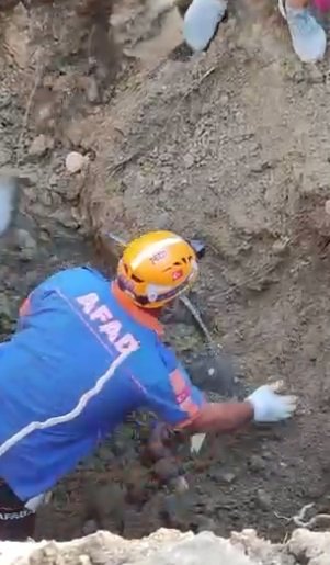 Apartman inşaatında boru döşenirken göçük meydana geldi: 2 ölü