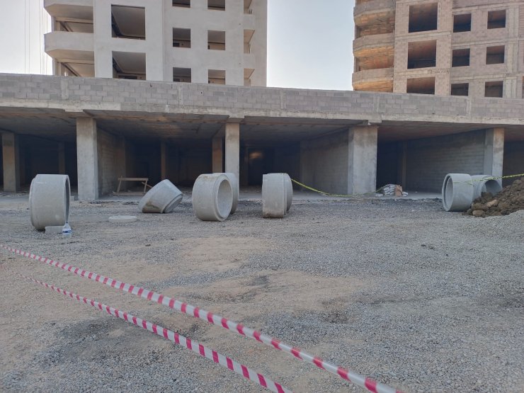 Apartman inşaatında boru döşenirken göçük meydana geldi: 2 ölü