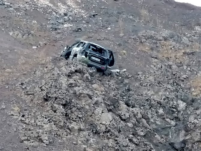 Araç uçurumdan yuvarlandı: 2’si çocuk 6 yaralı