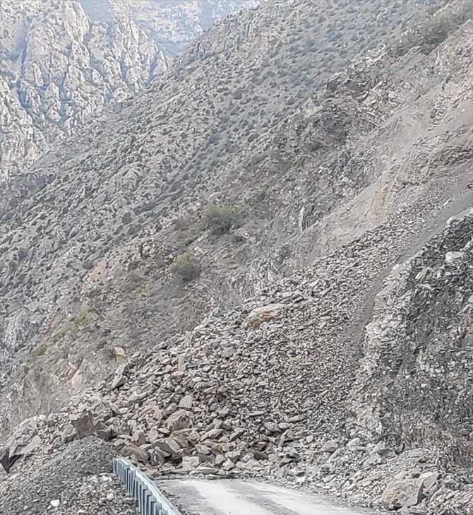 Artvin'de heyelan nedeniyle köy yolu ulaşıma kapandı