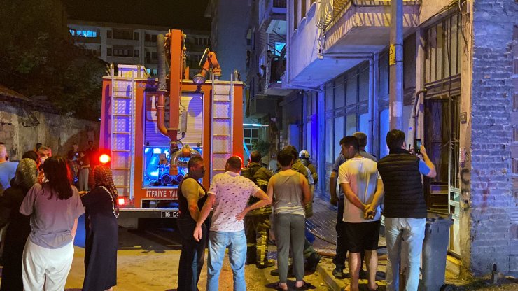 Barakada çıkan yangın binaya sıçradı, mahalleli sokağa döküldü