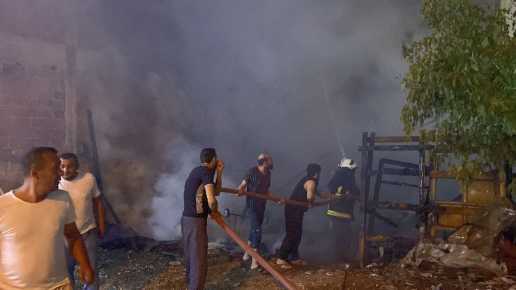 Barakada çıkan yangın binaya sıçradı, mahalleli sokağa döküldü