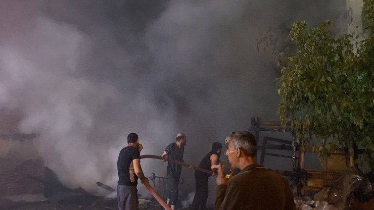 Barakada çıkan yangın binaya sıçradı, mahalleli sokağa döküldü