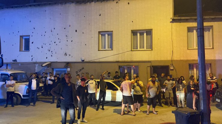 Barakada çıkan yangın binaya sıçradı, mahalleli sokağa döküldü