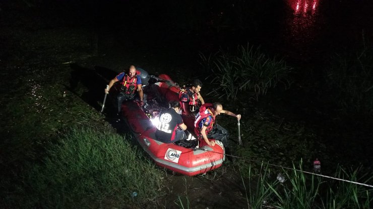 Edirne'de dengesini kaybederek Tunca Nehri'ne düşen kişiyi AFAD kurtardu
