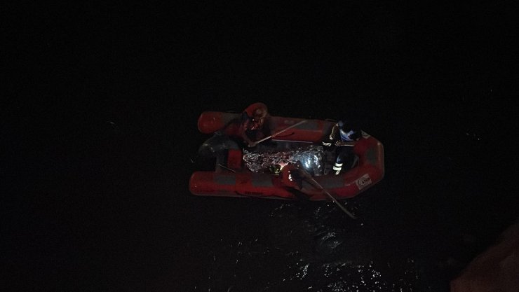 Edirne'de dengesini kaybederek Tunca Nehri'ne düşen kişiyi AFAD kurtardu