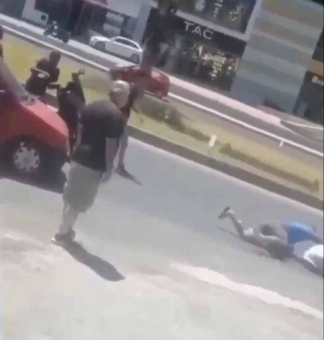 Güreşçi tartıştığı otomobil sürücüsünü böyle nakavt etti