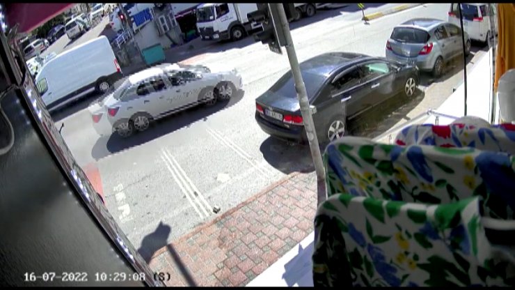 Kaldırımdaki iki kadını ezdi: 1 ölü 