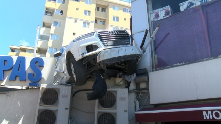 Kaldırımdaki iki kadını ezdi: 1 ölü 