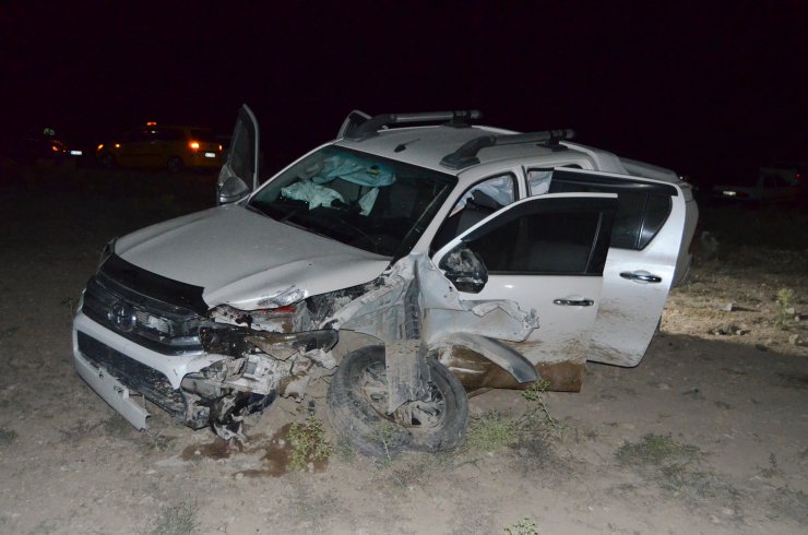 Kamyonetle otomobil çarpıştı: 1 ölü, 6 yaralı