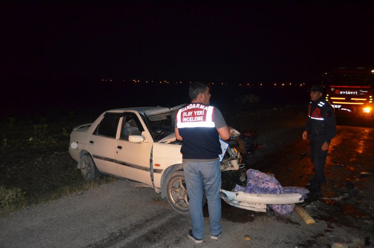 Kamyonetle otomobil çarpıştı: 1 ölü, 6 yaralı