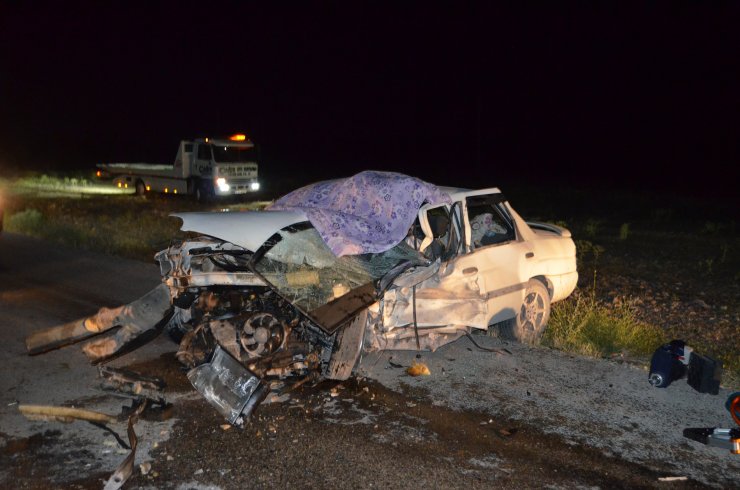 Kamyonetle otomobil çarpıştı: 1 ölü, 6 yaralı