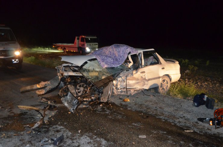 Kamyonetle otomobil çarpıştı: 1 ölü, 6 yaralı