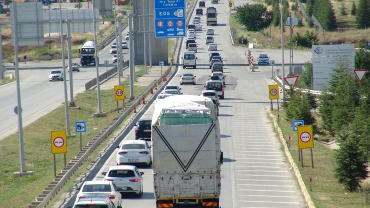 'Kilit kavşak'ta bayram dönüşü trafiği