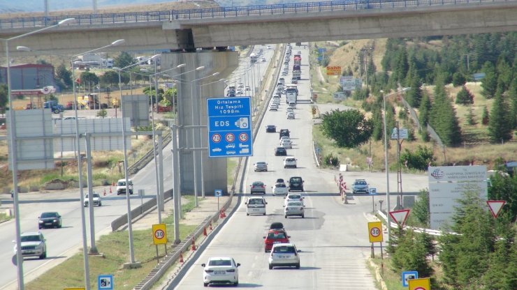 'Kilit kavşak'ta bayram dönüşü trafiği